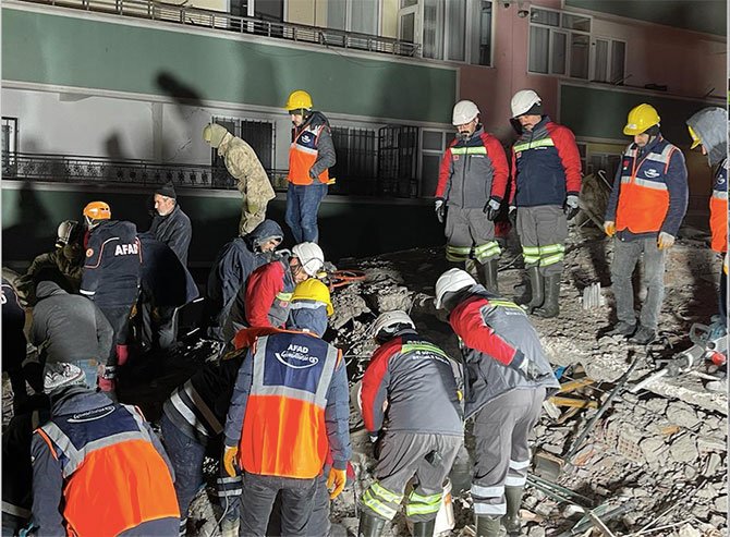 Madenciler 8 metre derinlikten bir kişiyi sağ çıkardı